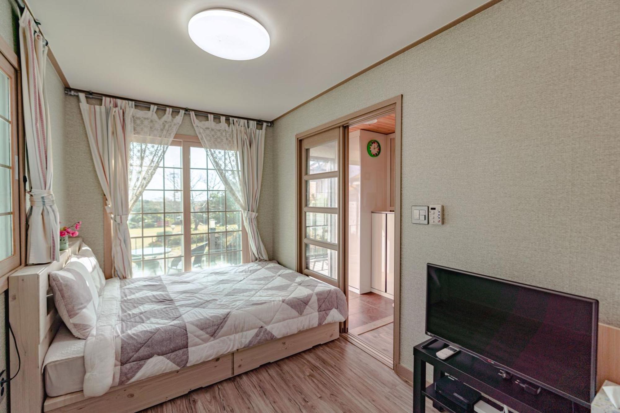 Arting Pension Seogwipo Exterior foto